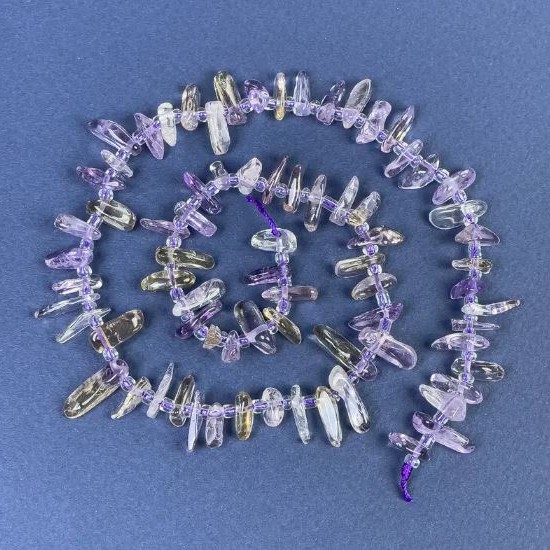 Amethyst-Chip-Perlen, 9–12 × 3–4 mm, ± mit Glasperlen auf der Schnur, Länge ca. 40 cm+