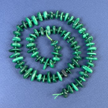 Malachit-Chipsperlen 8–13 × 4 mm, mit 3 mm Seed-Beads, auf Schnur, Länge ca. 41 cm+