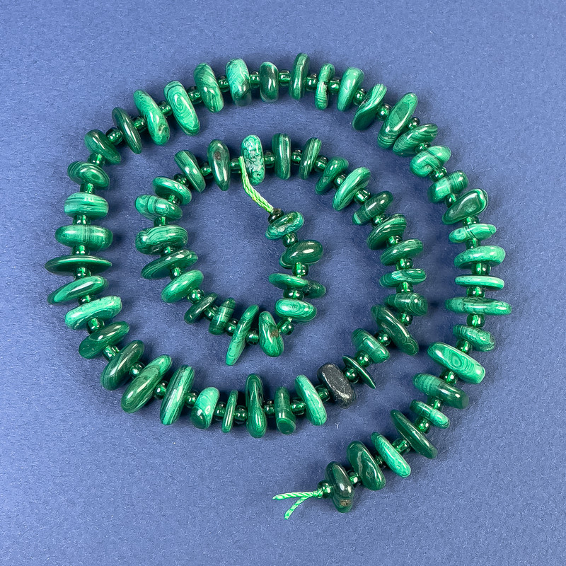 Malachit-Chipsperlen 8–13 × 4 mm, mit 3 mm Seed-Beads, auf Schnur, Länge ca. 41 cm+