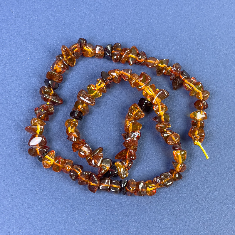 Bernstein-Krümel-Perlen 6–10×4 mm, auf der Schnur, Länge ca. 38 cm+