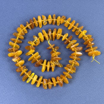 Bernstein-Chips-Perlen 10–12 × 3–4 mm, mit 3 mm Seed-Beads, auf Schnur, Länge 39 cm