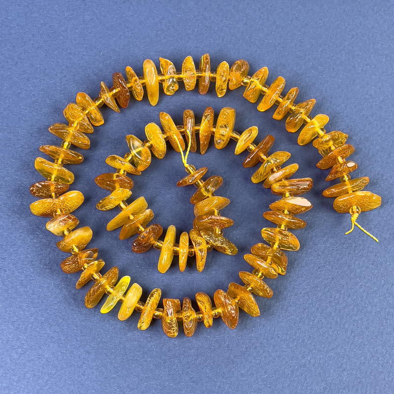 Bernstein-Chips-Perlen 10–12 × 3–4 mm, mit 3 mm Seed-Beads, auf Schnur, Länge 39 cm