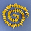 Bernsteinstücke-Perlen 9–12×3–5 mm + Glasperlen 2,5 mm + auf Schnur, Länge 39 cm+