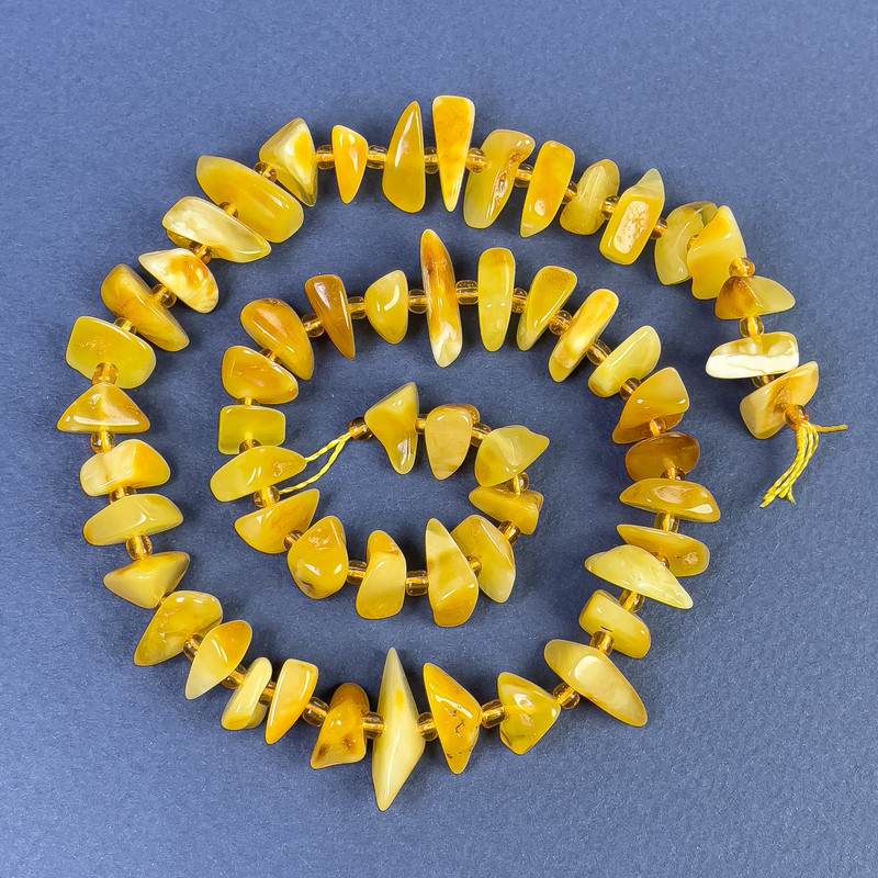 Bernsteinstücke-Perlen 9–12×3–5 mm + Glasperlen 2,5 mm + auf Schnur, Länge 39 cm+