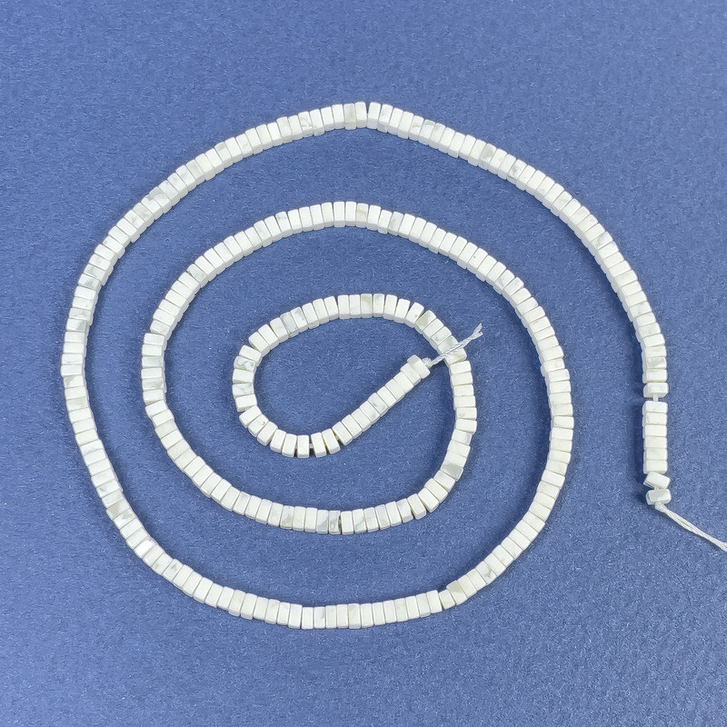 Kaholong-Perlen quadratisches Rondell 2,5×1 mm ± auf einer Schnur, Länge ca. 39 cm+