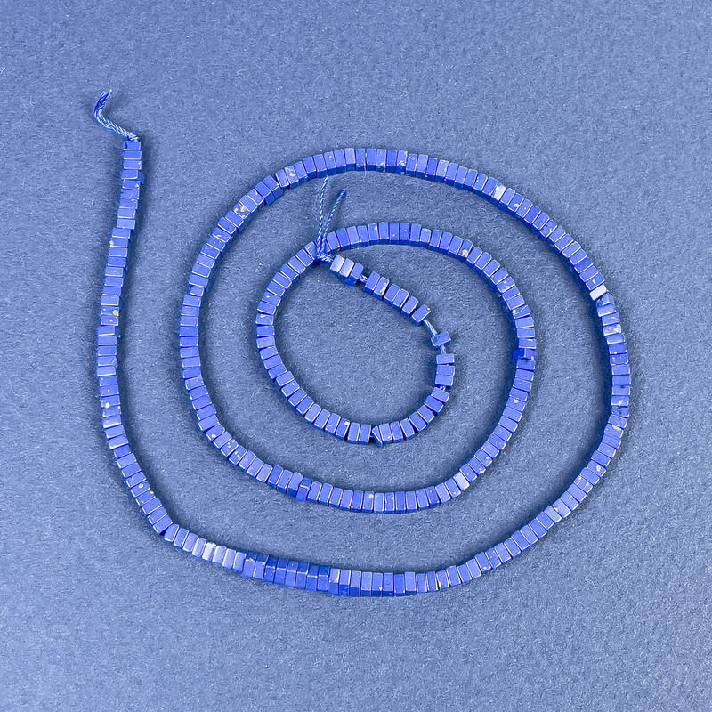 Lazurit-Perlen, quadratisches Rondell, 2,5×1 mm ± auf Schnur, Länge 39 cm ±