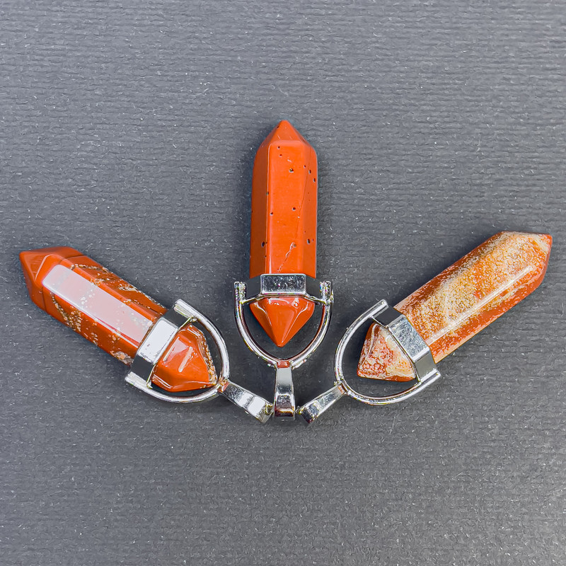 Anhänger aus rotem Jaspis in Form einer sechseckigen Kristallkugel, 8×31×41 mm+