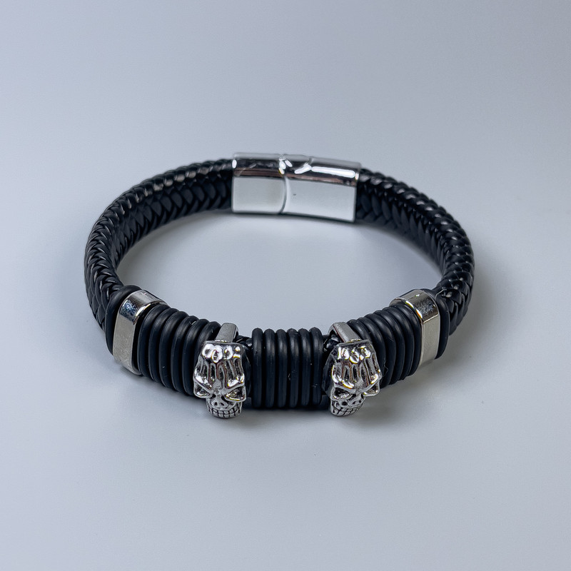 Herrenarmband aus schwarzem Öko-Leder mit metallischen Einsätzen, Dicke 11 mm, Länge ca. 22 cm, silberfarbener Metallverschluss