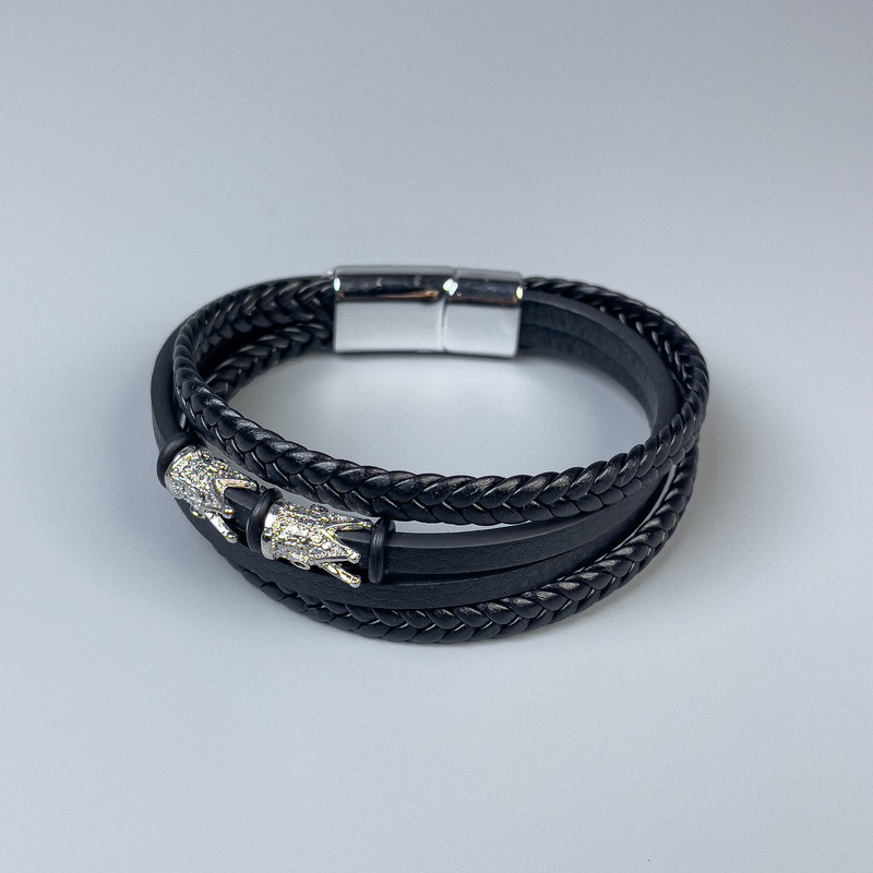 Herrenarmband aus schwarzem Öko-Leder mit Metall-Einsätzen, Dicke 12–20 mm ±, Länge 22 cm ±, silberfarbener Metallverschluss