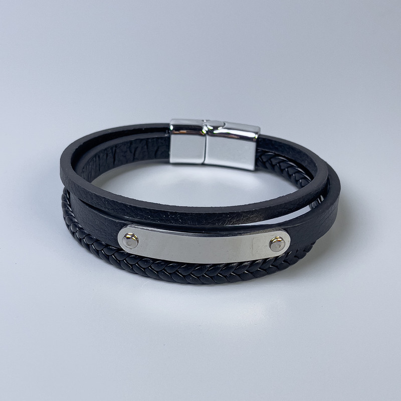 Herrenarmband aus schwarzem Öko-Leder mit Metall-Einlagen, Dicke 10–19 mm +/-, Länge 22 cm +/-, Verschluss aus silberfarbenem Metall