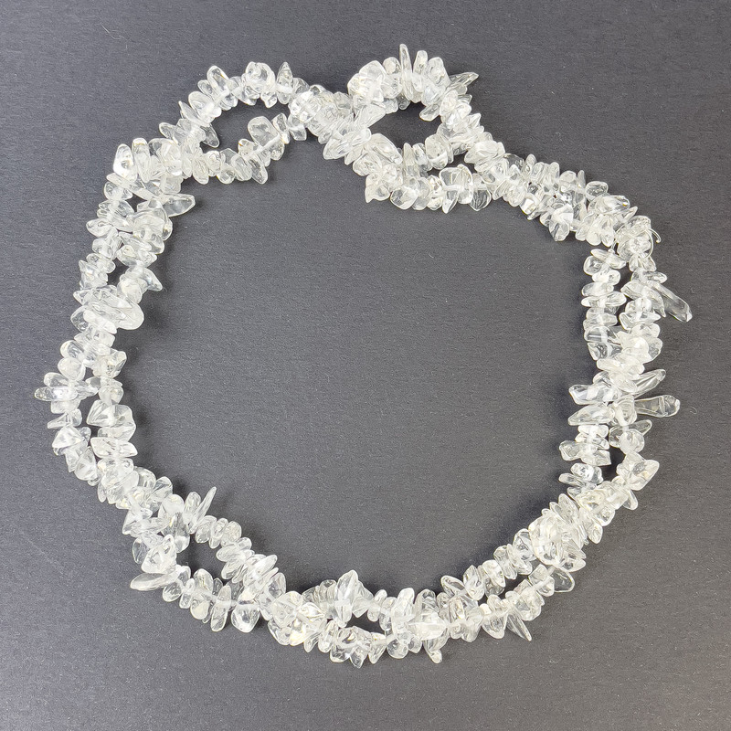 Bergkristall-Chips 4–9×2–4 mm, auf Schnur, Länge ca. 80 cm+