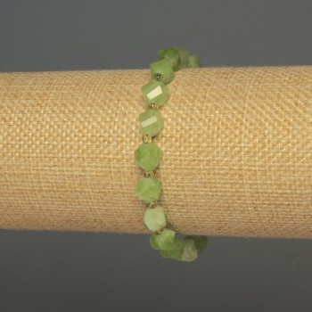 Armband aus Chrysolith Olivin, facettierte Rhomben, Maße ca. 7,5 × 6 mm, mit 3 mm Rocailles, Länge ca. 18 cm, Stretch-Armband