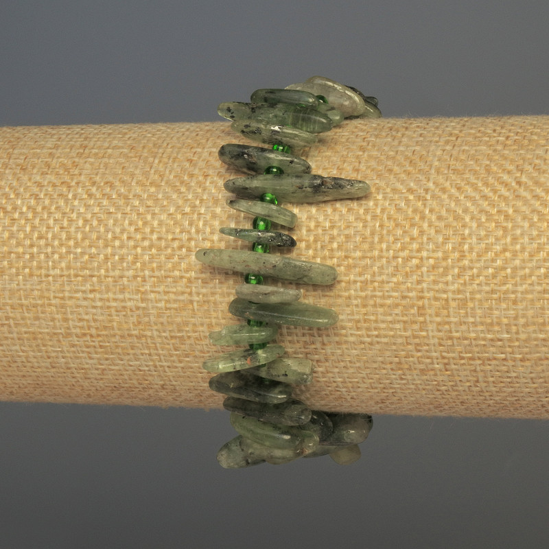Armband aus Kyanit-Chips in Nadelform, Durchmesser 10–20 × 3–5 mm ±, mit Seed-Beads, Länge ca. 18 cm ±, Stretcharmband