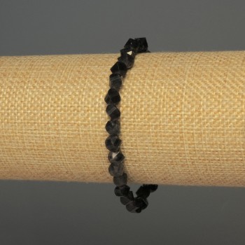 Armband aus Iolith, facettierte Rhombusform, Durchmesser ca. 6 × 5 mm, Länge ca. 18 cm, Stretcharmband