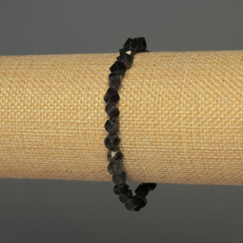 Armband aus Iolith, facettierte Rhombusform, Durchmesser ca. 6 × 5 mm, Länge ca. 18 cm, Stretcharmband