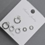 Ohrstecker aus silbernem Metall mit weißen Strasssteinen