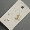 Ohrstecker und Ohrklemmen am Ohr – goldfarbenes Metall, weiße Strasssteine und Perle