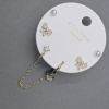 Ohrstecker mit Kappe am Ohrloch, goldfarbenes Metall, weiße Strasssteine