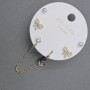 Ohrstecker mit Kappe am Ohrloch, goldfarbenes Metall, weiße Strasssteine