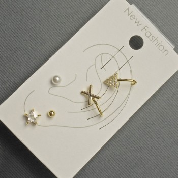 Ohrringe – Stecker und Ohrklemmen am Ohr aus goldfarbenem Metall mit weißen Strasssteinen