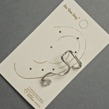 Ohr-Cuff am Ohrläppchen aus silberfarbenem Metall, 16 × 28 mm ± weißer Kristall