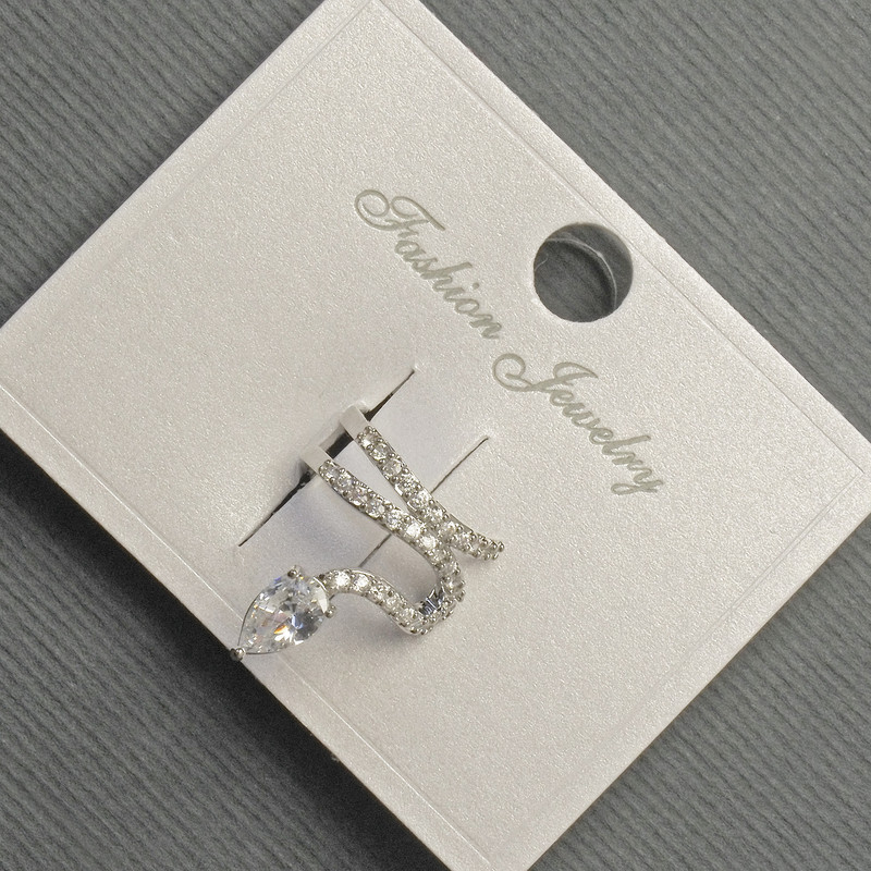Ohrclip 'Schlange' aus silberfarbenem Metall, 12×14 mm ±, weiße Strasssteine