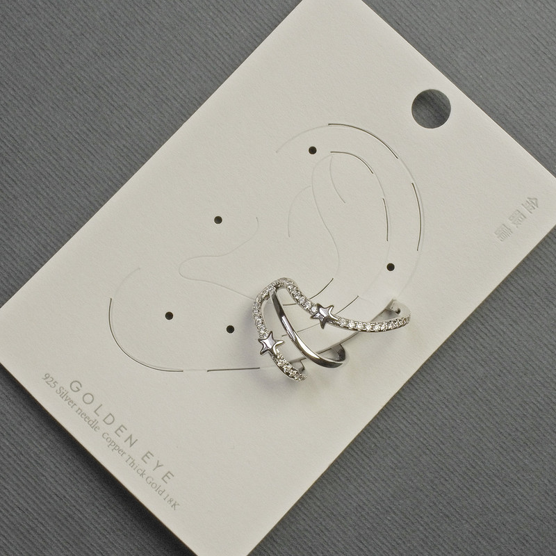 Ohrhänger 'Kaf' am Ohr aus silberfarbenem Metall 18 × 27 mm +/- weiße Strasssteine