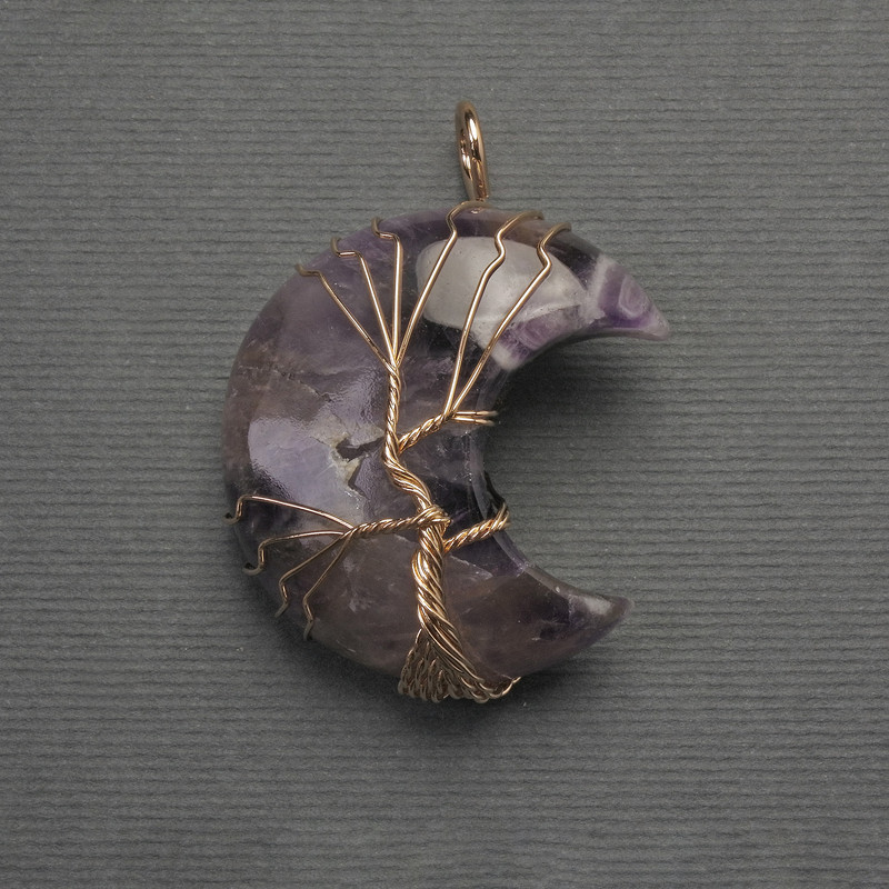 Mondanhänger mit Amethyst im goldenen Geflecht, Durchmesser ca. 35 mm, Länge ca. 45 mm