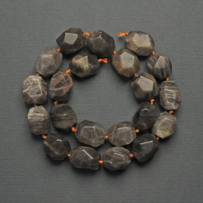 Facettenperlen aus Sonnenstein, Durchmesser 17 × 13 mm ±, auf einer Schnur, Länge ca. 42 cm+