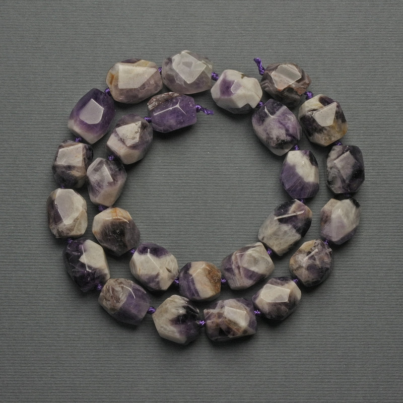 Amethyst-Chevron-Facettenperlen, Durchmesser ca. 17×13 mm, auf Schnur, Länge ca. 43 cm
