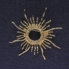 Sonnenbrosche mit weißen Strasssteinen, goldfarbenes Metall, 48 mm+