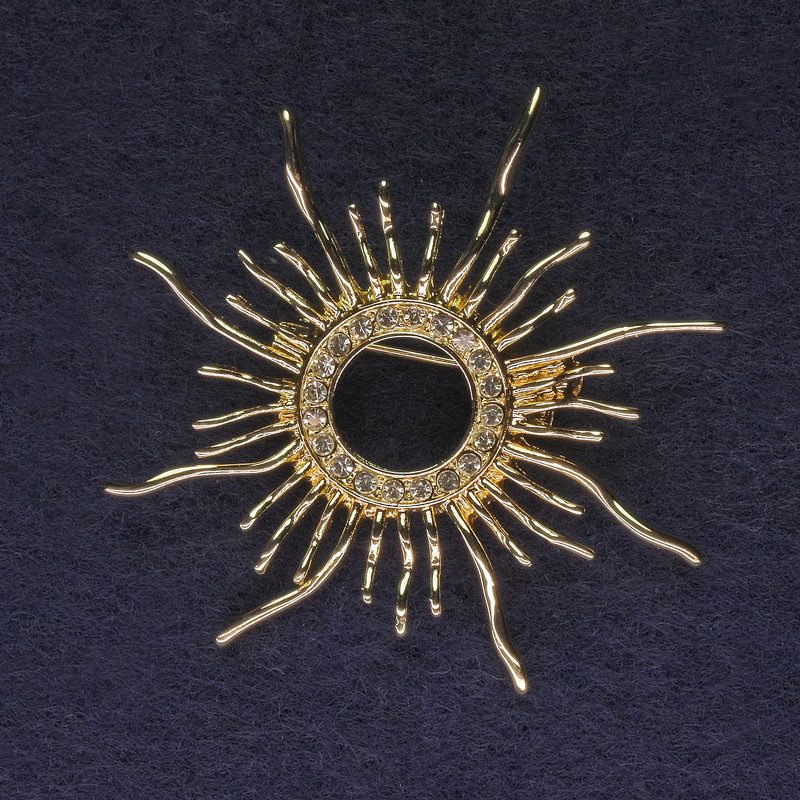 Sonnenbrosche mit weißen Strasssteinen, goldfarbenes Metall, 48 mm+