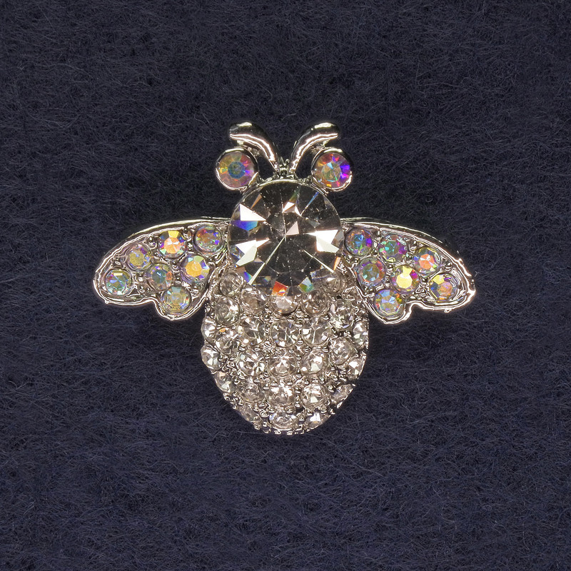 Insektenbrosche mit irisierenden und weißen Strasssteinen, silberfarbenes Metall, Durchmesser 28×23 mm +