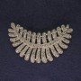 Brosche Feder mit weißen Strasssteinen, silberfarbenes Metall, Durchmesser 50 × 43 mm +