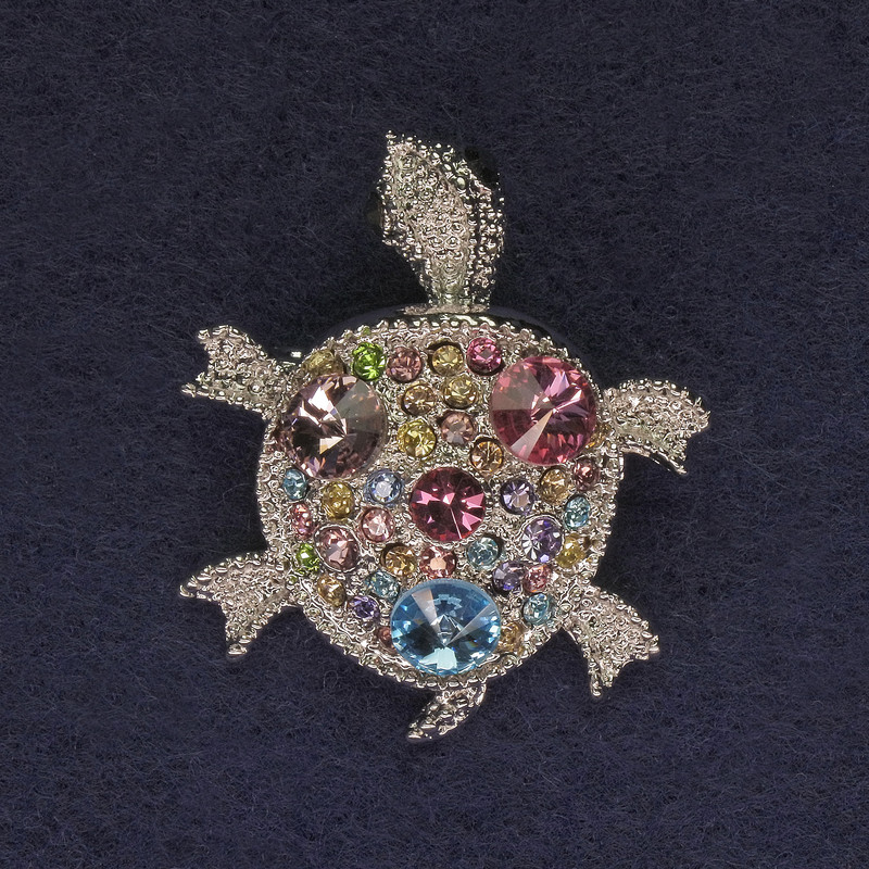 Schildkrötenbrosche – silberfarbenes Metall, bunte Strasssteine, 36 × 31 mm+