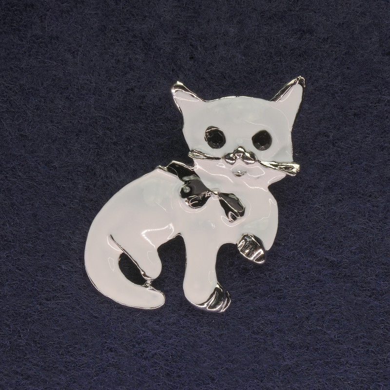 Brosche Katze, Farbe weiß, Emaille, schwarze Strasssteine, silbernes Metall, 40×23 mm+