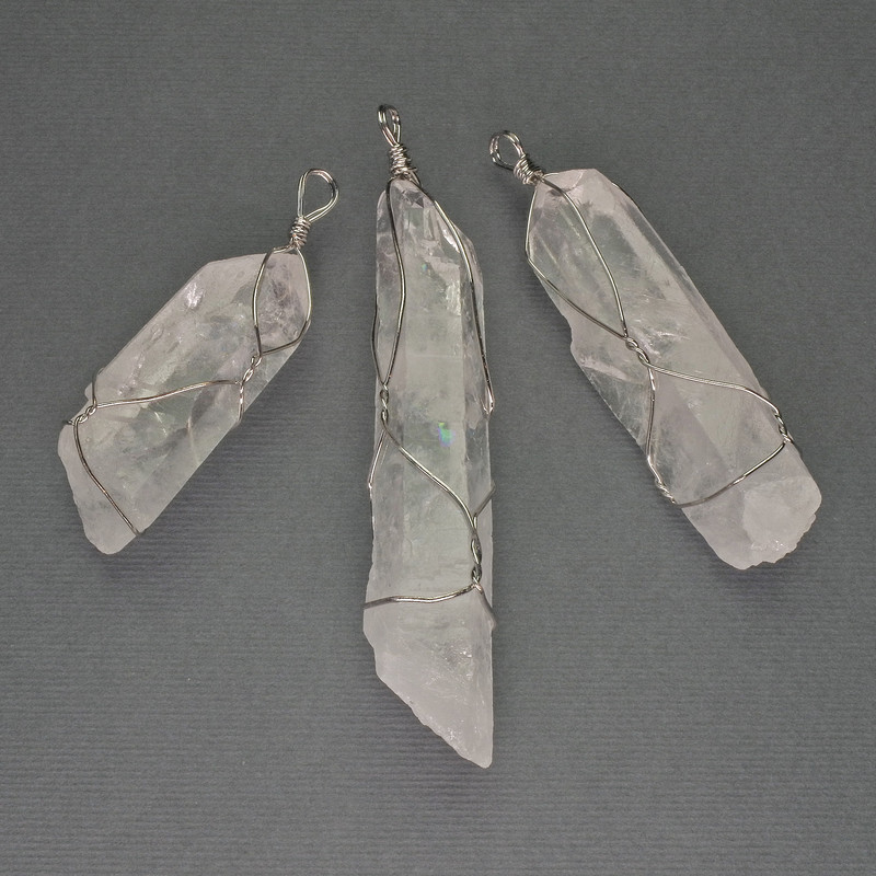 Anhänger Bergkristall im Drahtgeflecht, 65×55×18 mm, assortiert