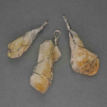 Anhänger aus unbehandeltem Citrin im Geflecht, 60×40×18 mm ± assortierte Größe