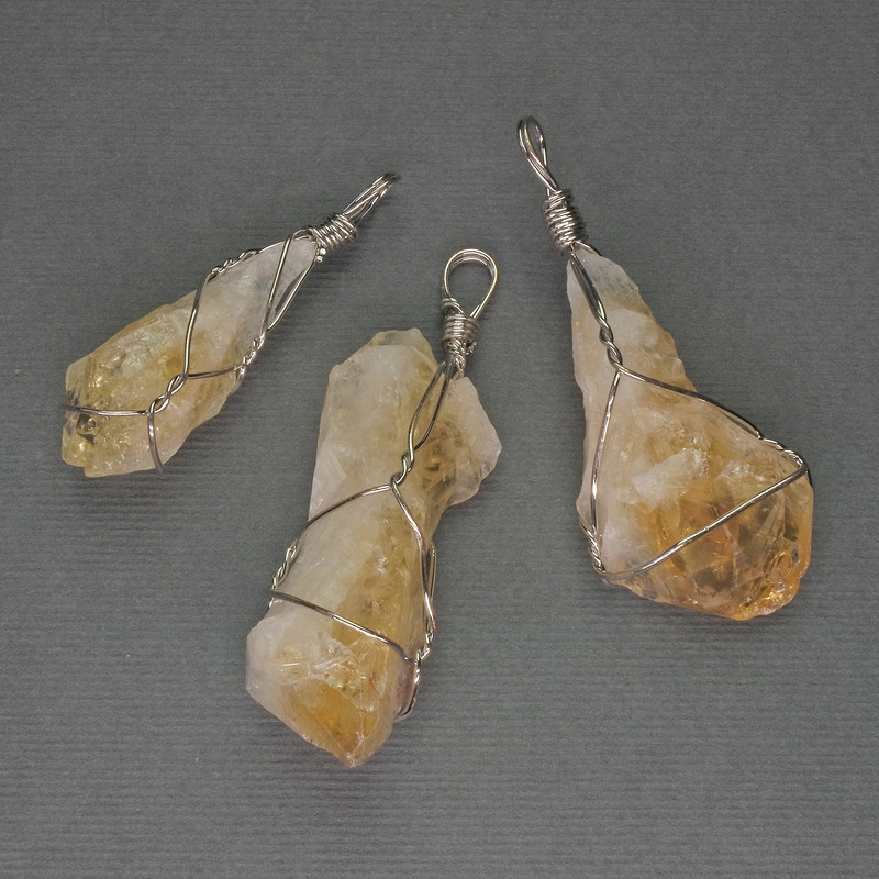 Anhänger aus unbehandeltem Citrin im Geflecht, 60×40×18 mm ± assortierte Größe