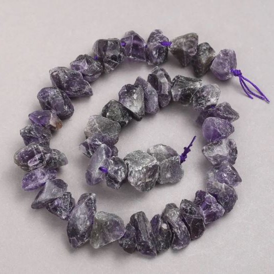 Perlen aus unbehandeltem Amethyst auf Schnur – Galotka-Form, Durchmesser 10x18 mm, Länge ca. 42 cm