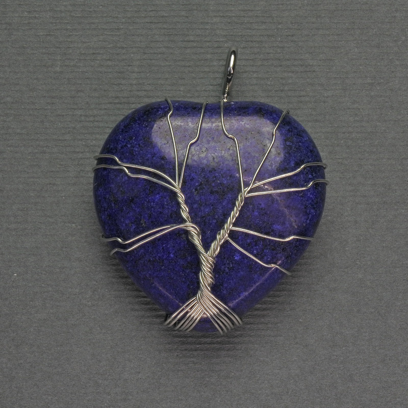 Herzanhänger aus Lapislazuli, 31 × 31 × 38 mm ±, in silberfarbenem Metallgeflecht eingefasst