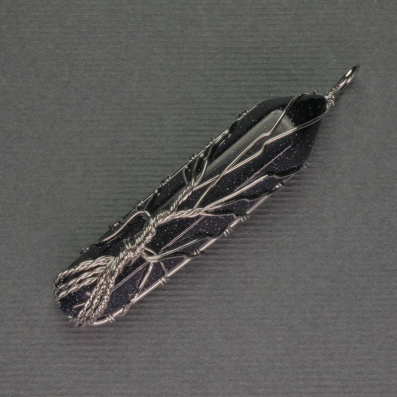 Anhänger Aventurin Nacht Kaïra sechseckiger Kristall 12×50×57 mm ± in silbernem Geflecht