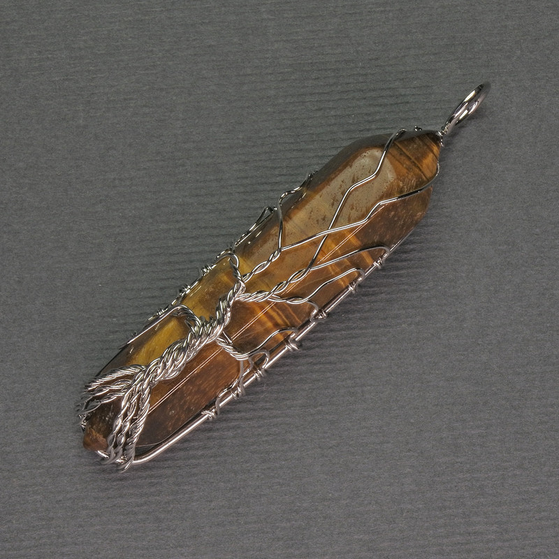 Anhänger in sechseckiger Form aus Tigerauge, Kristall, 12×50×57 mm±, in silberfarbenem Geflecht