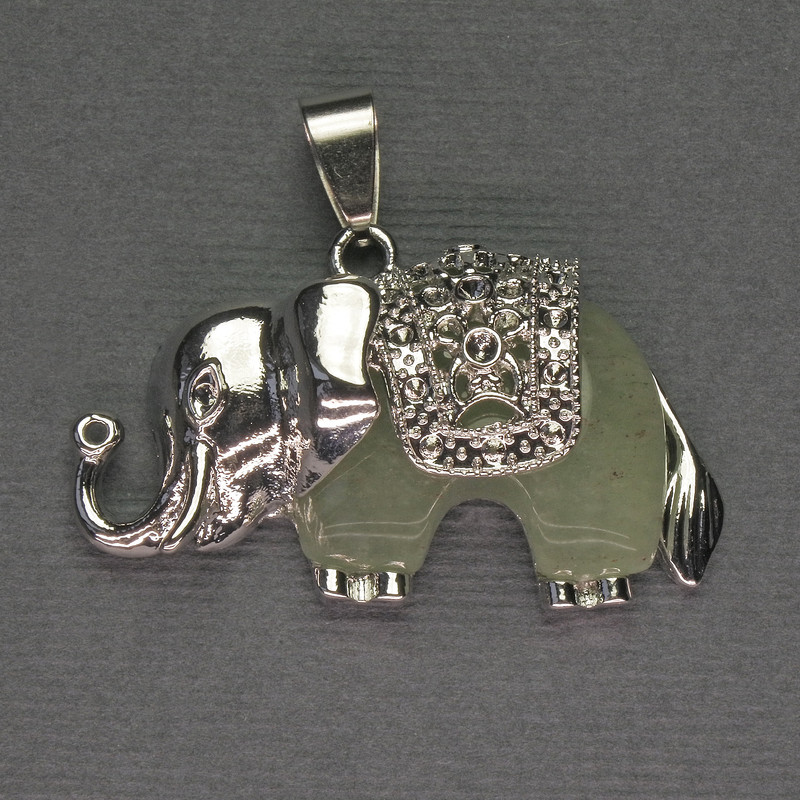 Anhänger Elefant aus Nephrit, 39×34 mm, silberfarbene Metallfassung
