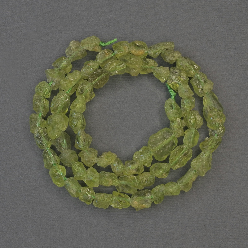 Chrysolit-Perlen, naturbelassenes Rohsteinmaterial, trommelgeschliffene Form, Durchmesser 6–9×5 mm ±, auf Schnur, Länge ca. 38 cm+