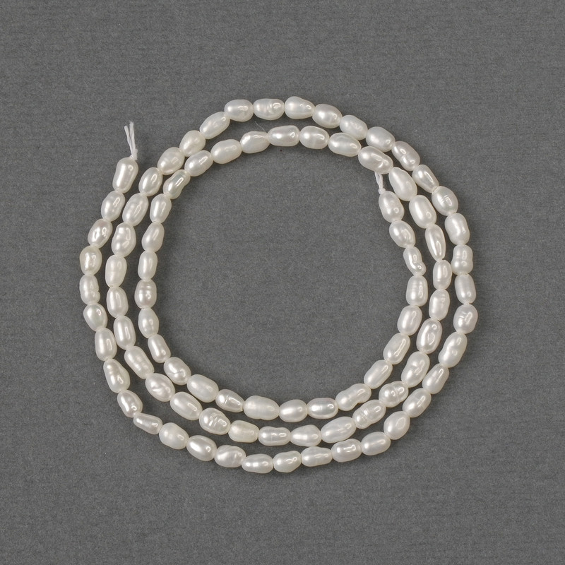 Perlen aus natürlichen Süßwasserperlen 3,5–4×3 mm ±, Länge ca. 36 cm ±, auf einer Schnur