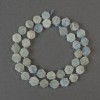 Aquamarin-Wabenperlen «Soti», Durchmesser 8,5 mm ±, mit Seed-Beads 3 mm ±, aufgezogen auf einem Faden