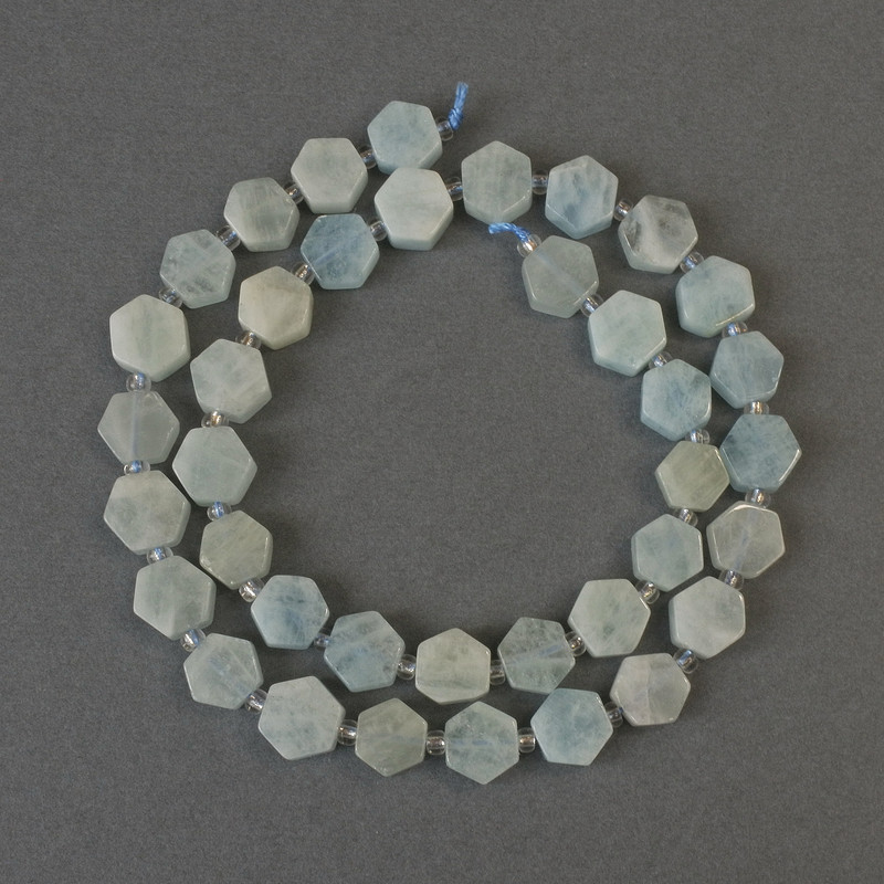Aquamarin-Wabenperlen «Soti», Durchmesser 8,5 mm ±, mit Seed-Beads 3 mm ±, aufgezogen auf einem Faden