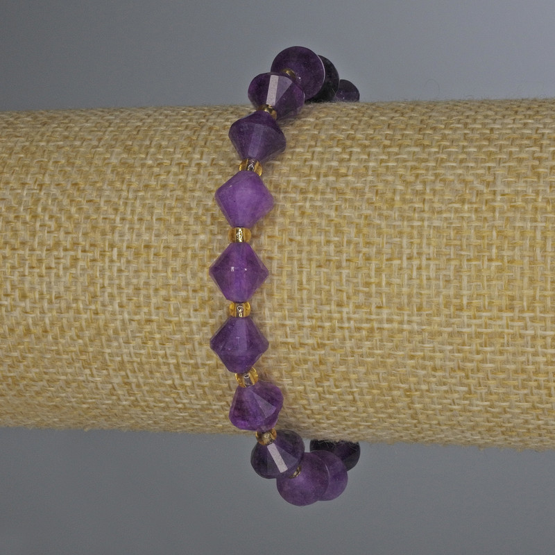 Armband aus Sugilit, facettierte Rhombus-Steine 8×8 mm, mit Seedperlen 3 mm ±, Länge 18 cm ± Stretcharmband