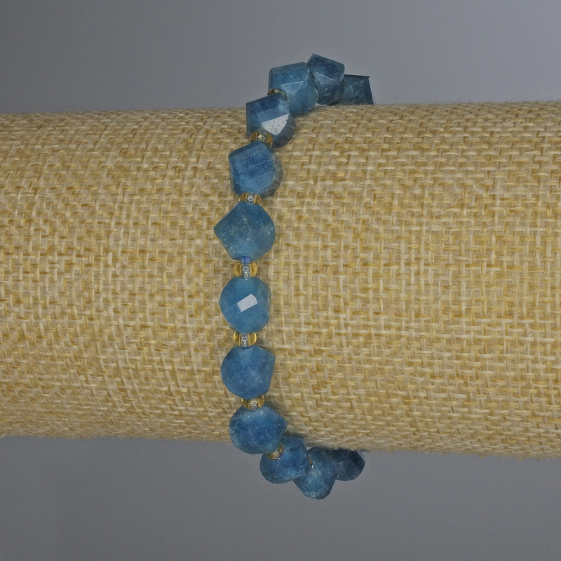 Armband aus Apatit, facettierte Rhombusform, Abmessungen 8×7 mm ±, mit Seed-Beads 3 mm ±, Länge 18 cm ± Stretch-Band